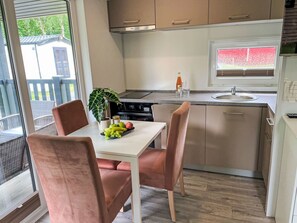 Fridge, oven, cookware/dishes/utensils