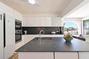 Réfrigérateur, micro-ondes, four, lave-vaisselle