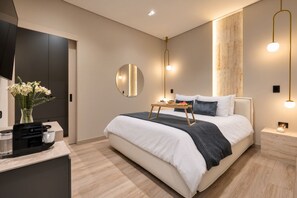 Ein modernes Schlafzimmer mit einem Bett, Nachttischen, einem Spiegel und einer Nachttischlampe.