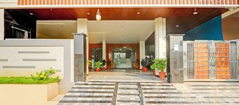 Fabhotel Dharani Grand