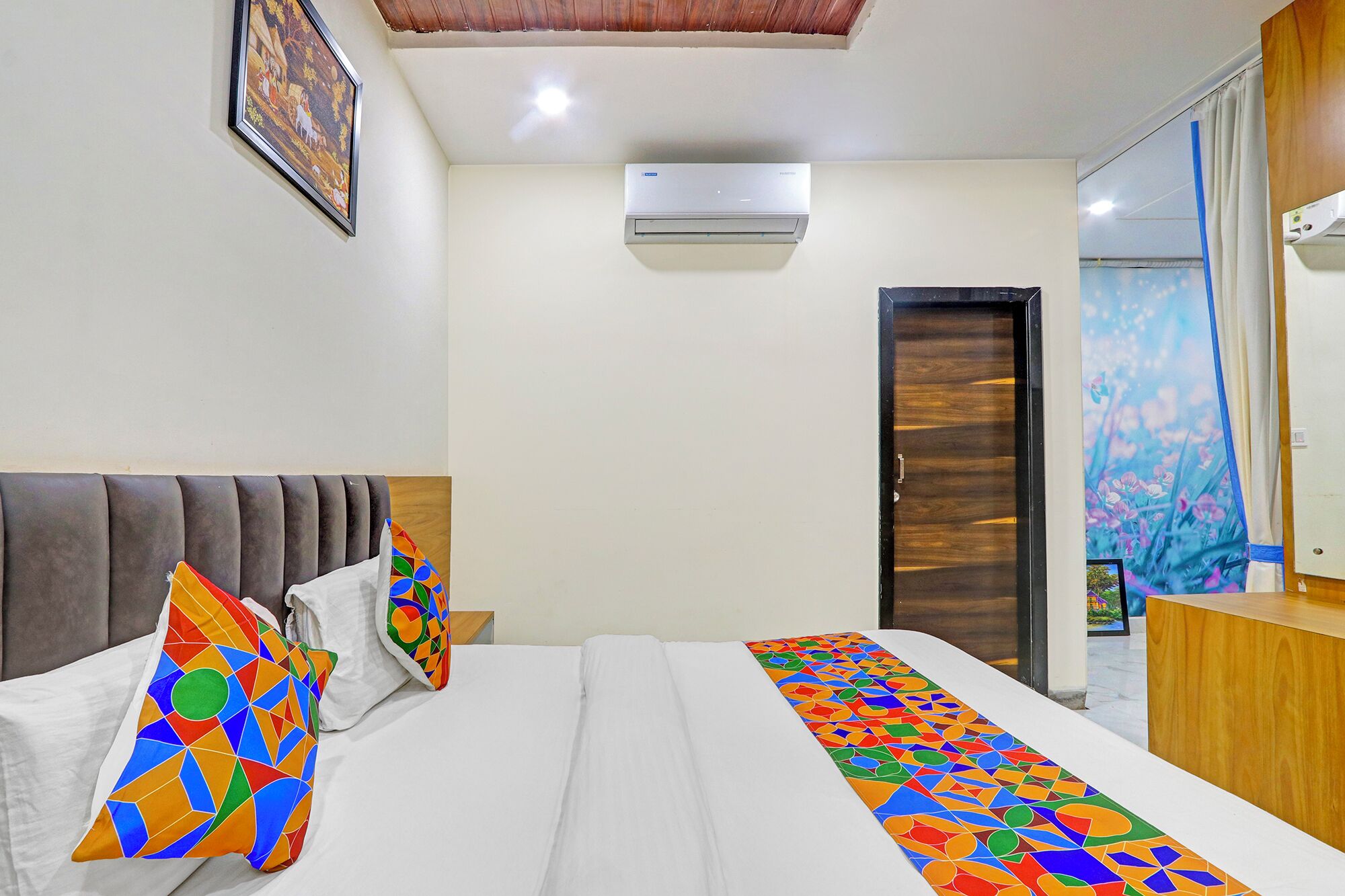 Egyptian cotton sheets, premium bedding, in-room safe, free WiFi