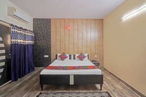 Egyptian cotton sheets, premium bedding, in-room safe, free WiFi