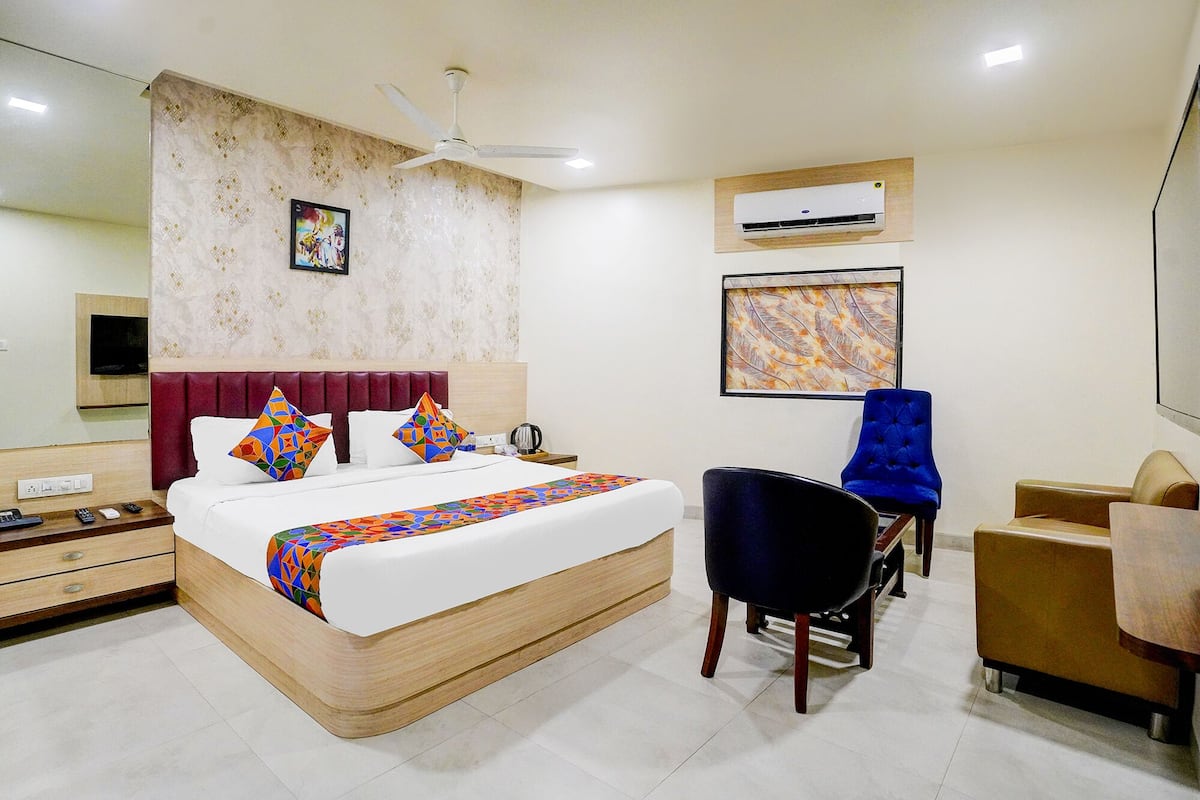 Egyptian cotton sheets, premium bedding, in-room safe, free WiFi