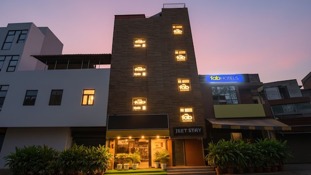 Un edificio moderno con múltiples ventanas y un letrero que dice 'fab hotels'.