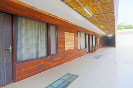 Lobby. Fabhotel Vasant Villa