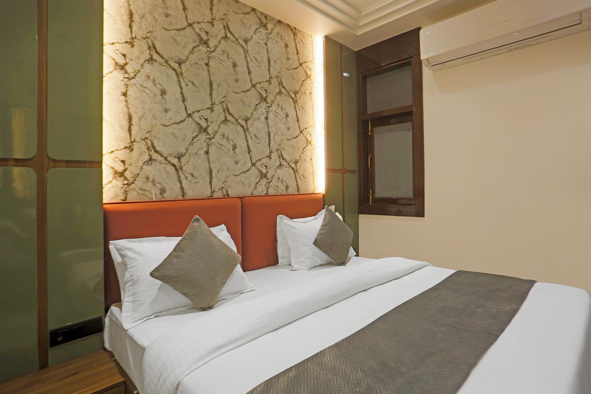 Egyptian cotton sheets, premium bedding, in-room safe, free WiFi