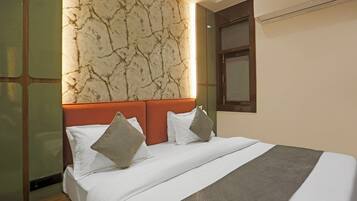 Egyptian cotton sheets, premium bedding, in-room safe, free WiFi