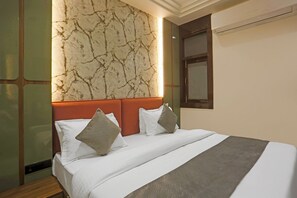 Egyptian cotton sheets, premium bedding, in-room safe, free WiFi - Fabhotel Mishika Inn (New Delhi)