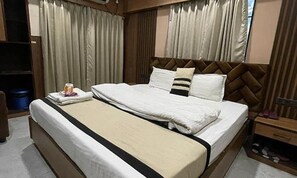 Egyptian cotton sheets, premium bedding, in-room safe, free WiFi