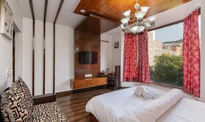 Egyptian cotton sheets, premium bedding, in-room safe, free WiFi - Fabhotel The Venessa (Gurugram)