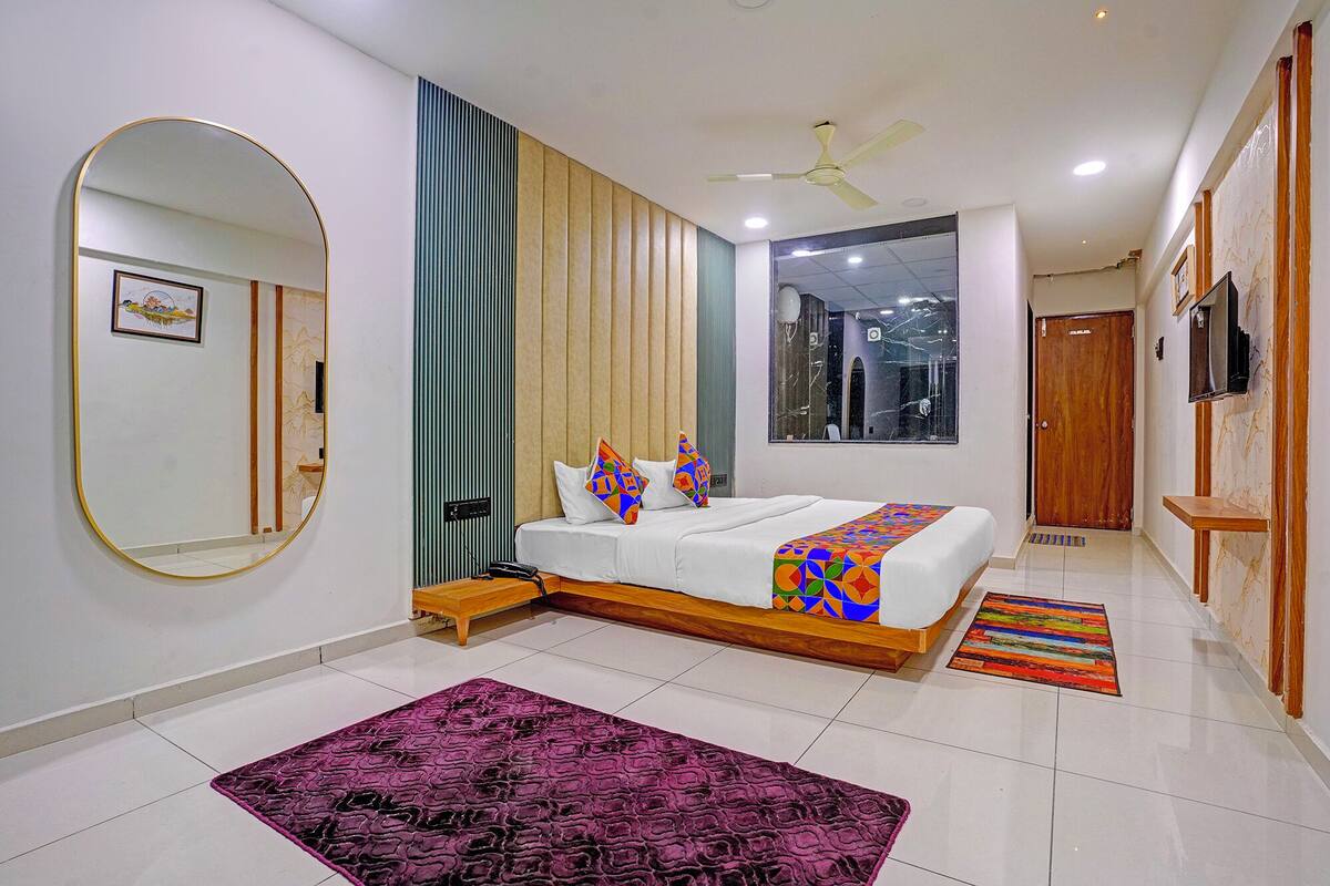 Suite | Egyptian cotton sheets, premium bedding, in-room safe, WiFi (free)