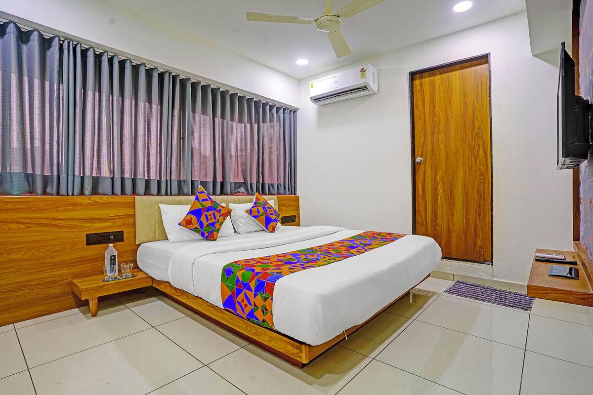 Deluxe Room | Egyptian cotton sheets, premium bedding, in-room safe, WiFi (free)