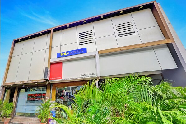 Property entrance - Fabhotel Galaxy Inn (Mumbai)