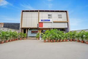 Property entrance - Fabhotel Galaxy Inn (Mumbai)