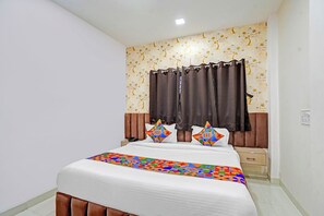 Deluxe Room | Egyptian cotton sheets, premium bedding, in-room safe, free WiFi - Fabhotel Amrit Palace - Opp Skye Corporate park (Indore)