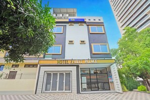 Front of property - Fabhotel Amrit Palace (Indore)