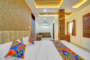 Egyptian cotton sheets, premium bedding, in-room safe, free WiFi