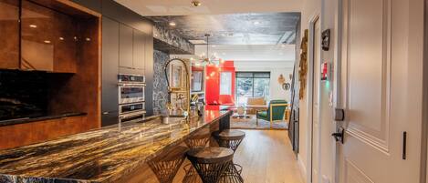 Microondas, horno, placa de cocina y lavavajillas