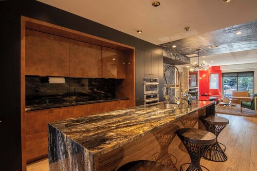 Luxury Penthouse w/ Rooftop Terrace & Skyline Views