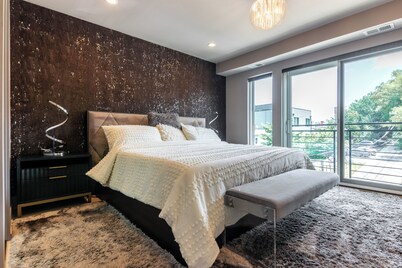 Luxury Penthouse 3 bedroom condo with AC and WiFi in Washington