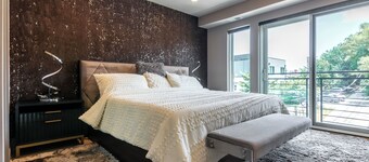 Luxury Penthouse 3 bedroom condo with AC and WiFi in Washington