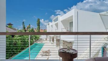 Habitación doble Elite, vista al patio | Caja de seguridad en la habitación y espacio para trabajar con laptop