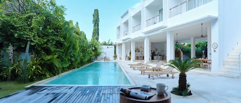 Romantic Room, Courtyard View