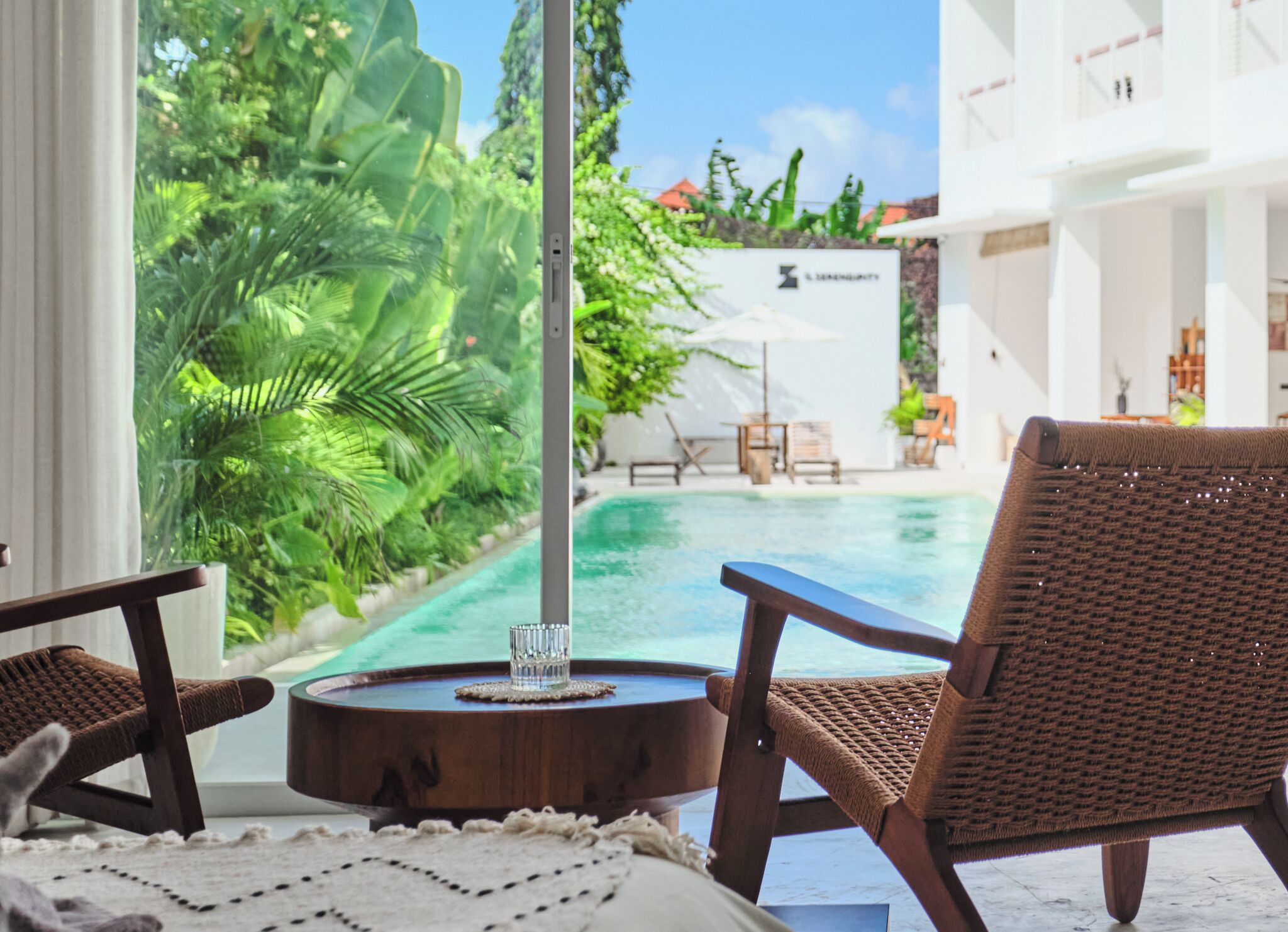 Romantisches Zimmer, Blick auf den Innenhof | Zimmersafe, laptopgeeigneter Arbeitsplatz, kostenloses WLAN