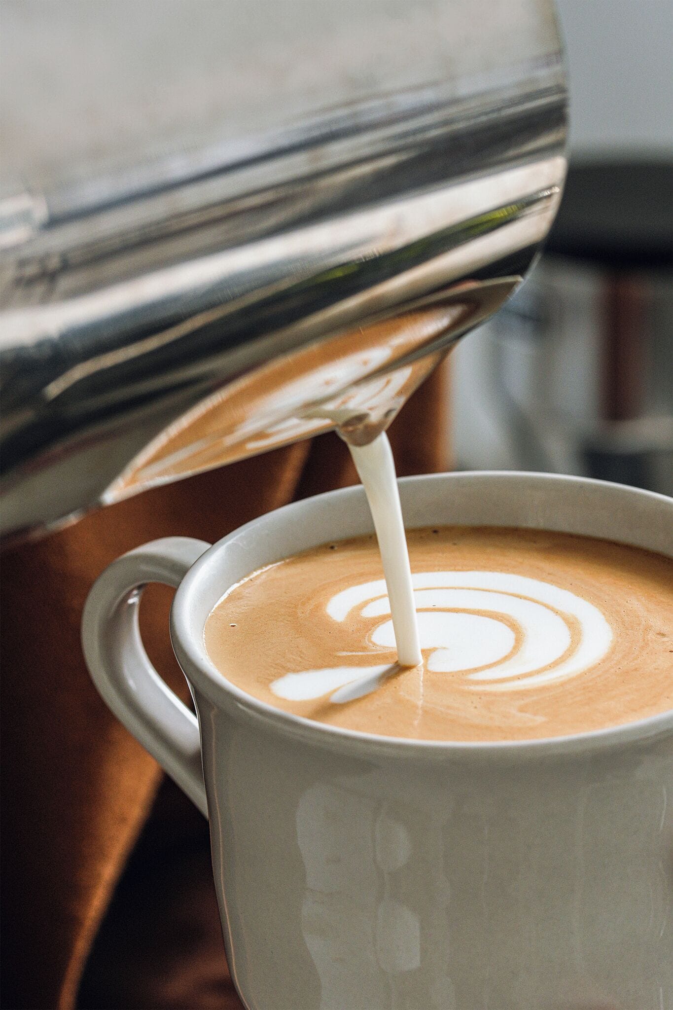 Se vierte arte latte en una taza de café.