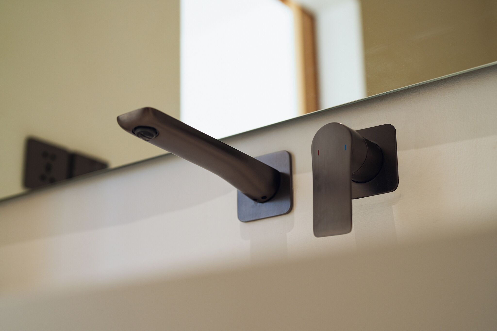 Design moderno e minimalista de puxador de porta, com acabamento metálico elegante.