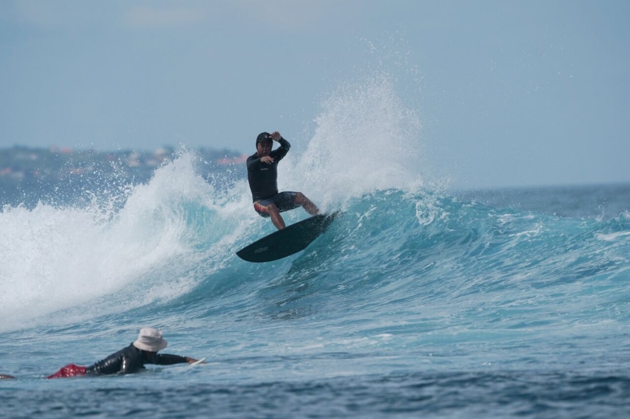 Ein Surfer reitet eine Welle im Meer.