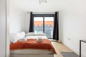 1 chambre, bureau, fer et planche à repasser, accès Internet