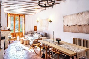 TV, fireplace - Lux 5BR Villa. Pool, WineCellar,Gardens,Games and BBQ (Carabaña)