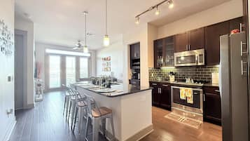 Fridge, microwave, oven, stovetop