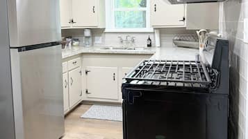 Microondas, horno, placa de cocina y lavavajillas