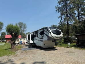 Property grounds - Luxury, Loaded, 39’ RV in Phenomenal Rexford with AC  (Rexford)