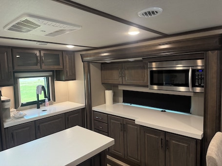 Fridge, microwave, oven, stovetop. Luxury, Loaded, 39’ RV in Phenomenal Rexford with AC