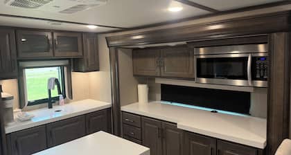 Luxury, Loaded, 39’ RV in Phenomenal Rexford with AC