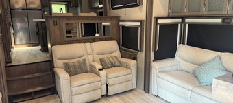 Luxury, Loaded, 39’ RV in Phenomenal Rexford with AC 