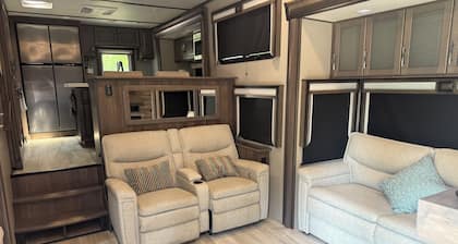 Luxury, Loaded, 39â RV in Phenomenal Rexford with AC