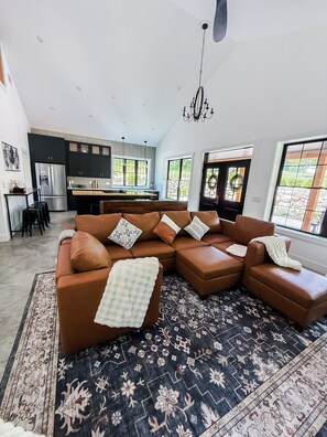 Smart-TV, Kamin, Tischtennisplatte, Bücher