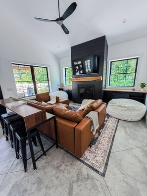 Smart TV, fireplace, ping pong, books