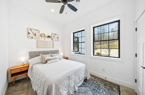 3 Schlafzimmer, Schreibtisch, Bügeleisen/Bügelbrett, Reisekinderbett