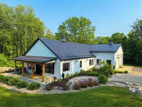 Private Barndo- Sleeps 18, Hot Tub, Sports Barn, 30 Min to Notre Dame
