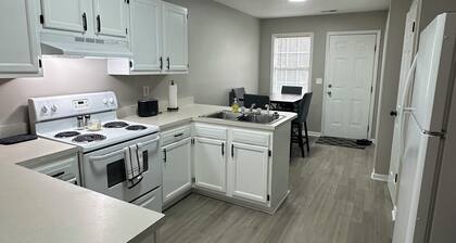 Charming 2-bedroom apartment near Lake Gaston and Roanoke Rapids Lake, shopping