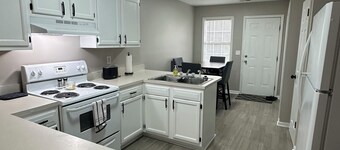 Charming 2-bedroom apartment near Lake Gaston and Roanoke Rapids Lake, shopping