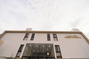 A building with a sign reading "CASA MIÁ HOTEL BOUTIQUE".