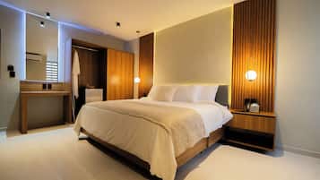 In-room safe, laptop workspace, iron/ironing board, free WiFi