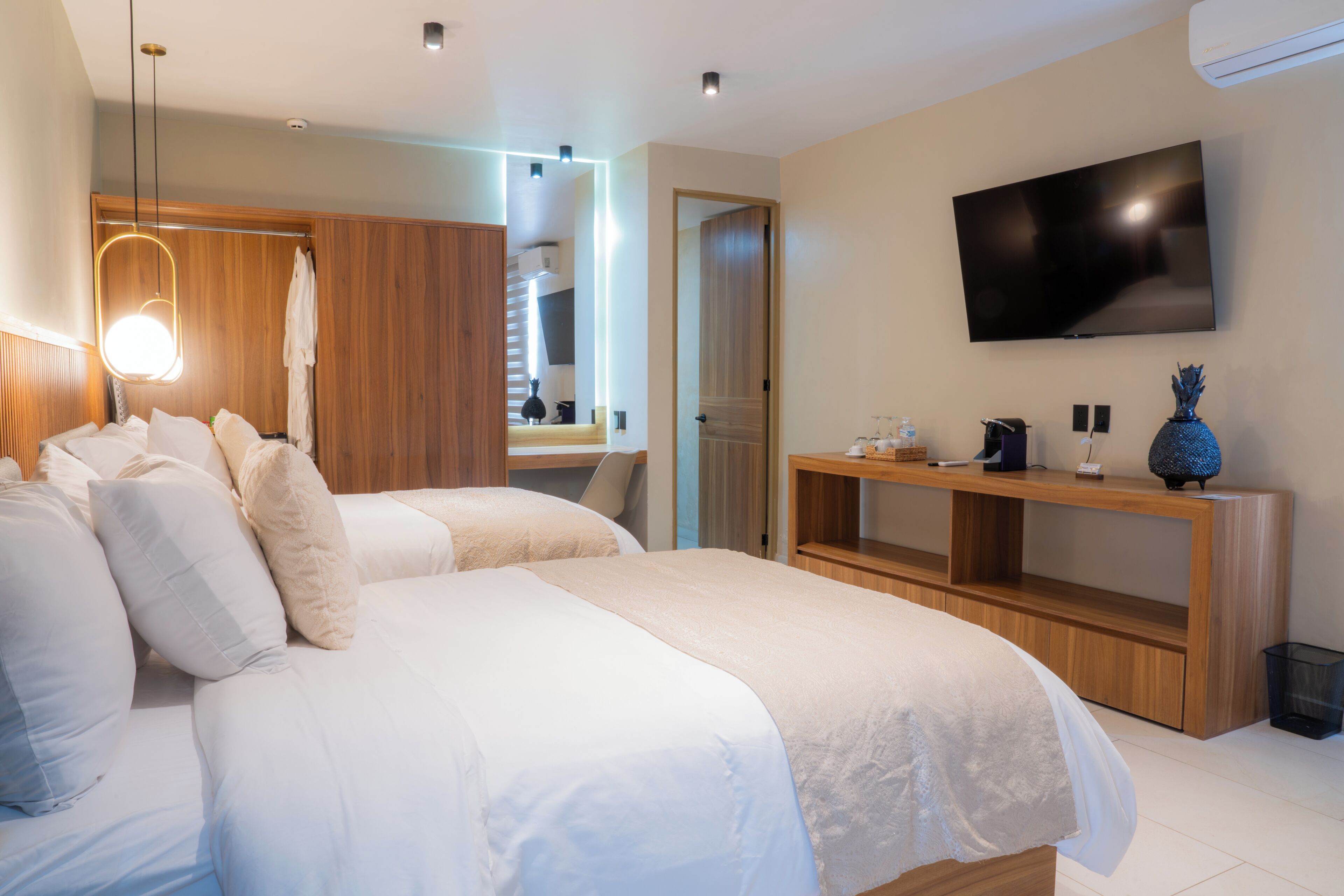Luxury Studio Suite | Peti besi dalam bilik, ruang kerja komputer riba 