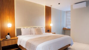 Une chambre moderne avec un grand lit, un lambris en bois et deux lampes de chevet.